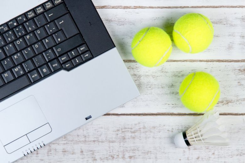 Teniszlabda laptop mellett