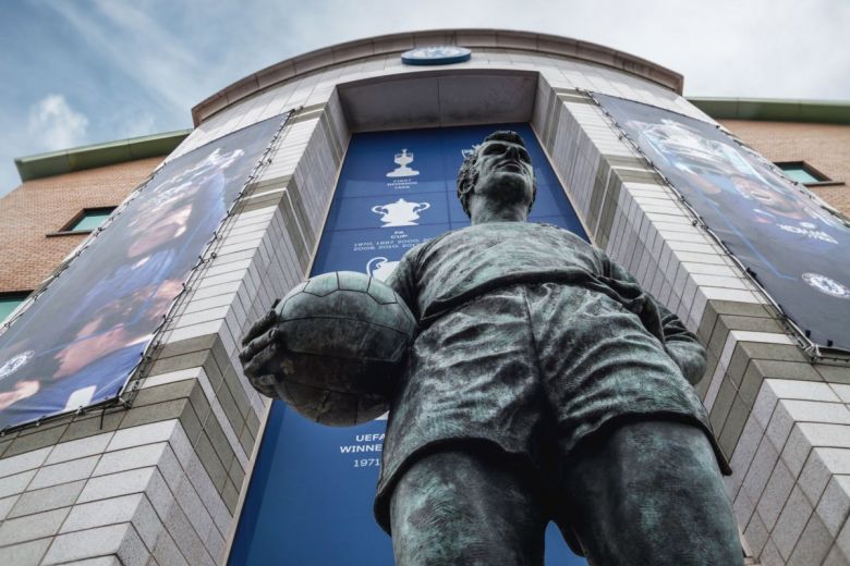 Peter Osgood szobra a Stamford Bridge előtt