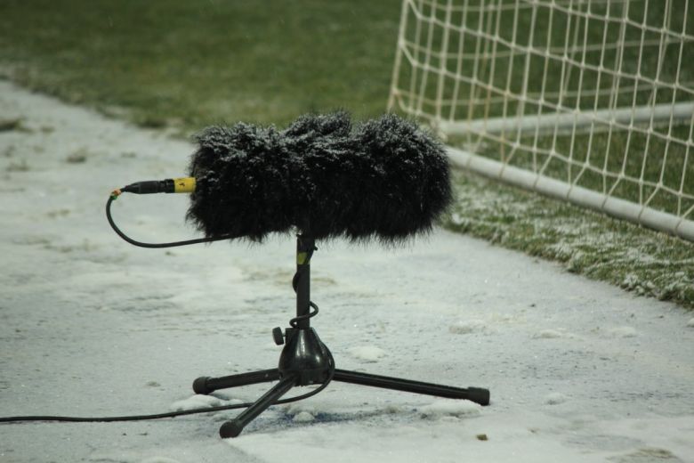 Mikrofon a futball pályán