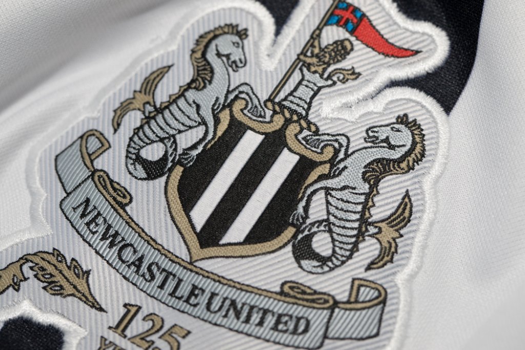 Newcastle United téma 001 Newcastle United focicsapat címere (Fotó: charnsitr / Shutterstock.com) 