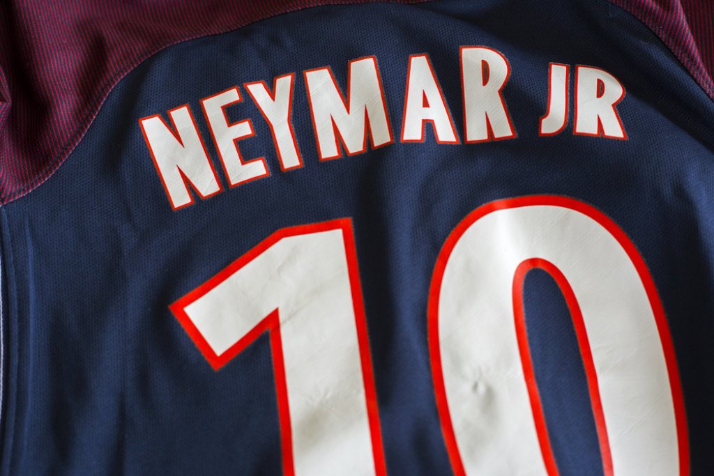 Neymar - PSG 001 Neymar Paris Saint-Germain meze (Fotó: ninopavisic / Shutterstock.com) 