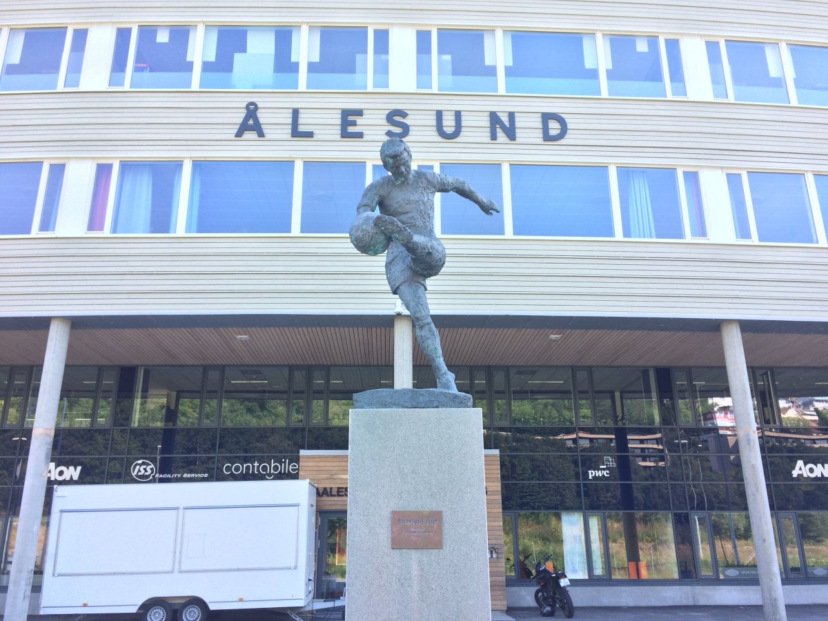 Alesund stadion John Arne Riise szobra az alesundi stadion előtt. Fotó: gavrilo14