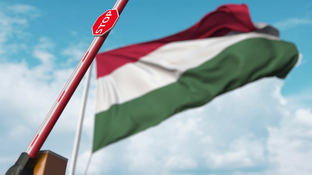 Open Boom Gate On The Hungarian Flag Background. Free Entry shutterstock_1906128052 Fotó: Novikov Aleksey/Shutterstock