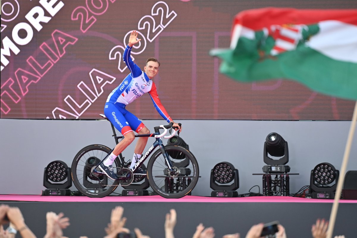 Giro d'Italia - A zsúfolásig telt Hősök terén köszöntötték a csapatokat 004 MTI/Illyés Tibor