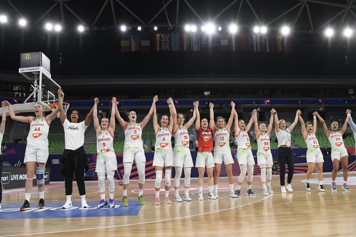 Női kosárlabda Eb - Magyarország-Szerbia 004 A győztes magyar válogatott ünnepel a női kosárlabda Európa-bajnokság csoportkörének harmadik fordulójában. Fotó: MTI/Kovács Tamás