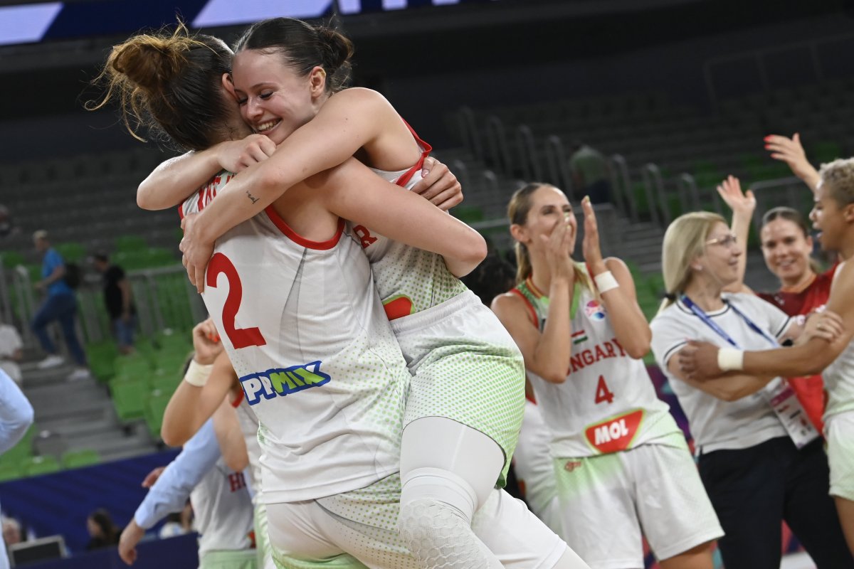Női kosárlabda Eb - Magyarország-Szerbia 001  Kiss Virág és Studer Ágnes, a győztes magyar válogatott tagjai ünnepelnek a női kosárlabda Európa-bajnokság csoportkörének harmadik fordulójában. Fotó: MTI/Kovács Tamás
