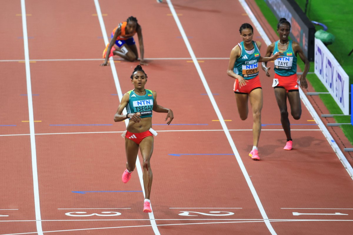 Atlétikai vb - Női 10000 méteres síkfutás 001 A győztes etióp Gudaf Tsegay és honfitársai, a második helyezett Letesenbet Gidey és a harmadik Ejgayehu Taye a női 10000 méteres síkfutás döntőjében 2023. augusztus 19-én. Fotó: MTI/Derencsényi István